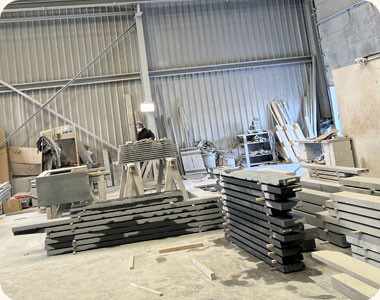 intérieur de l'atelier de découpe de pierres et de marbres à Herve dans la province de Liège