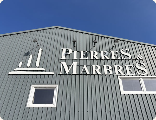 façade de l'atelier avec le logo Pierres et Marbres