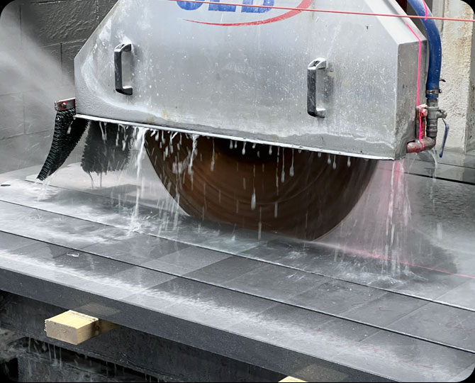 machine pendant la découpe d'une pierre bleue
