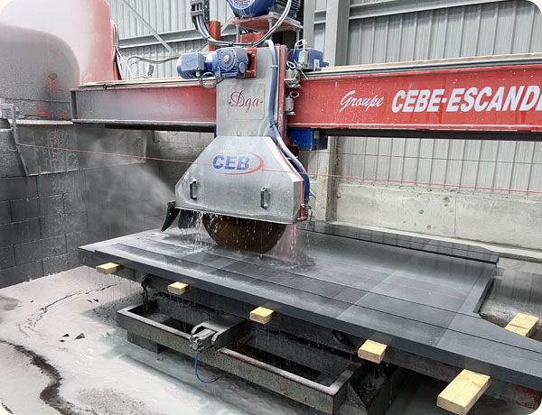 machine pendant la découpe d'une pierre bleue