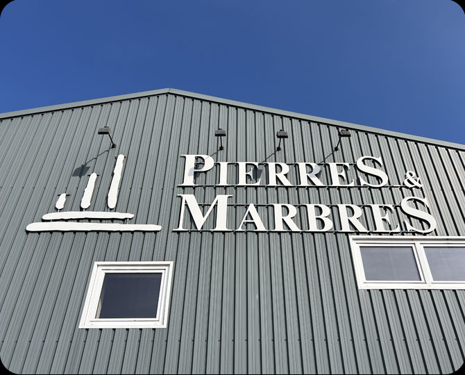 façade de l'atelier avec le logo Pierres et Marbres